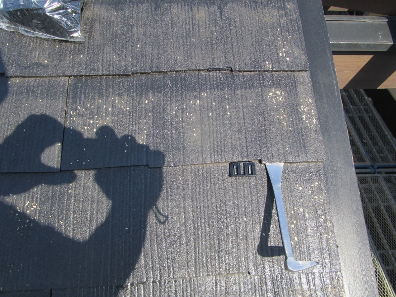 画像：タスペーサー取付　スレート屋根の塗替え時に使用